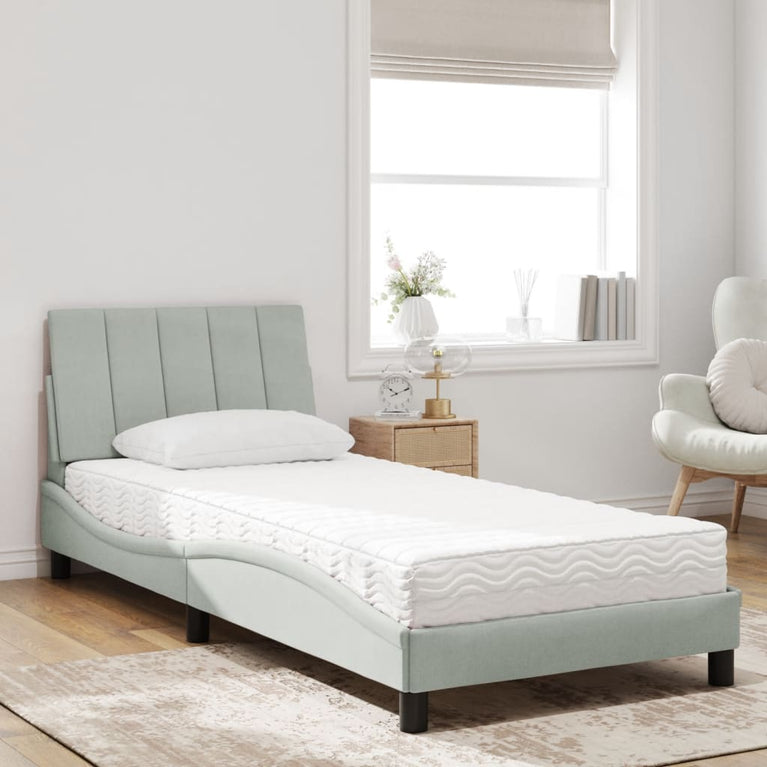 Bed met matras fluweel lichtgrijs 90x190 cm