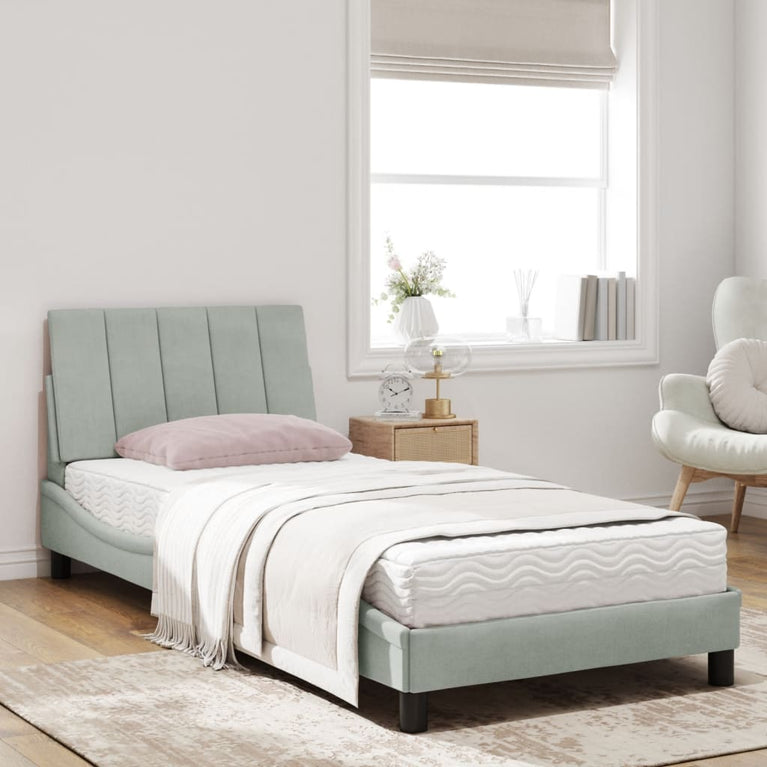 Bed met matras fluweel lichtgrijs 90x200 cm