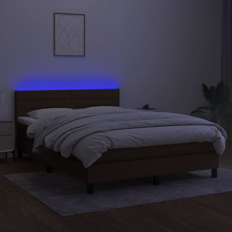 Boxspring met matras en LED stof donkerbruin 140x200 cm