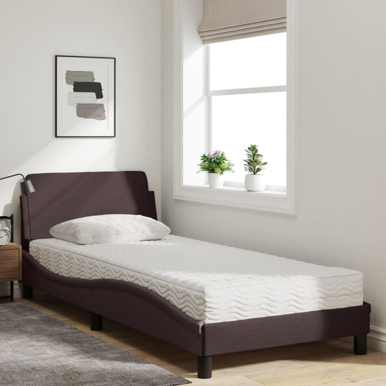 Bed met matras stof donkerbruin 90x190 cm