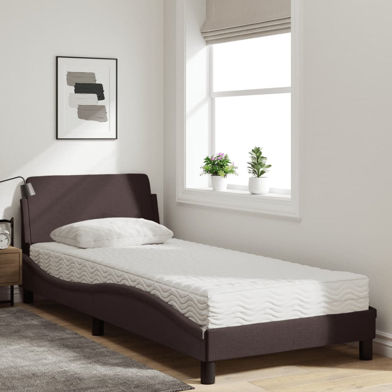 Bed met matras stof donkerbruin 90x200 cm