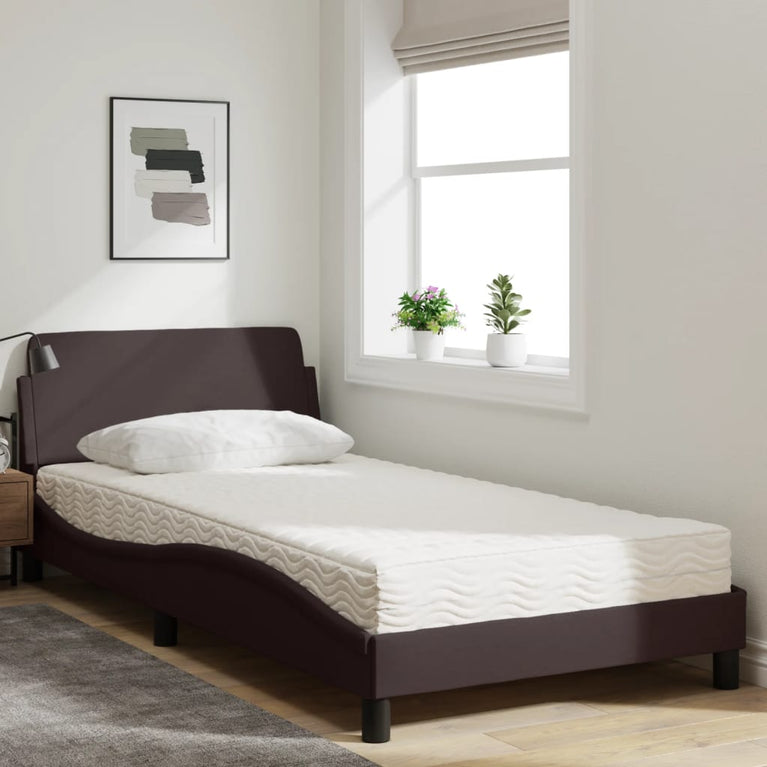 Bed met matras stof donkerbruin 100x200 cm