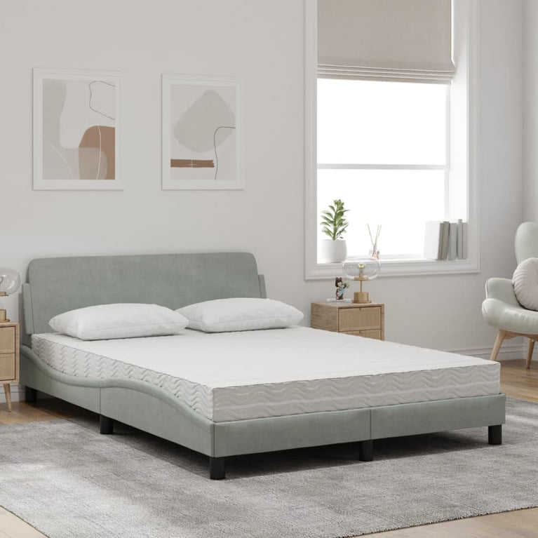 Bed met matras fluweel lichtgrijs 140x190 cm
