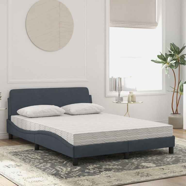 Bed met matras fluweel donkergrijs 140x190 cm