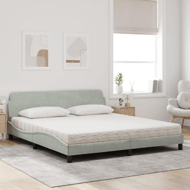 Bed met matras fluweel lichtgrijs 180x200 cm