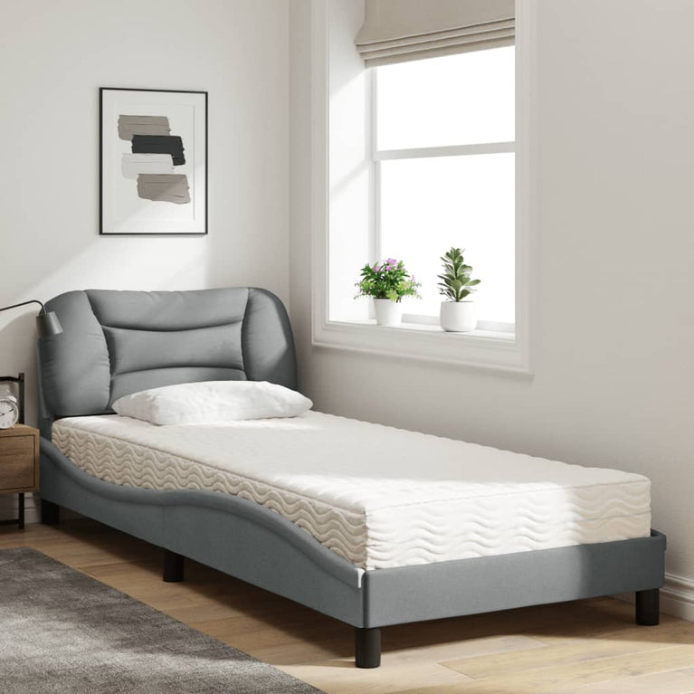 Bed met matras stof lichtgrijs 80x200 cm