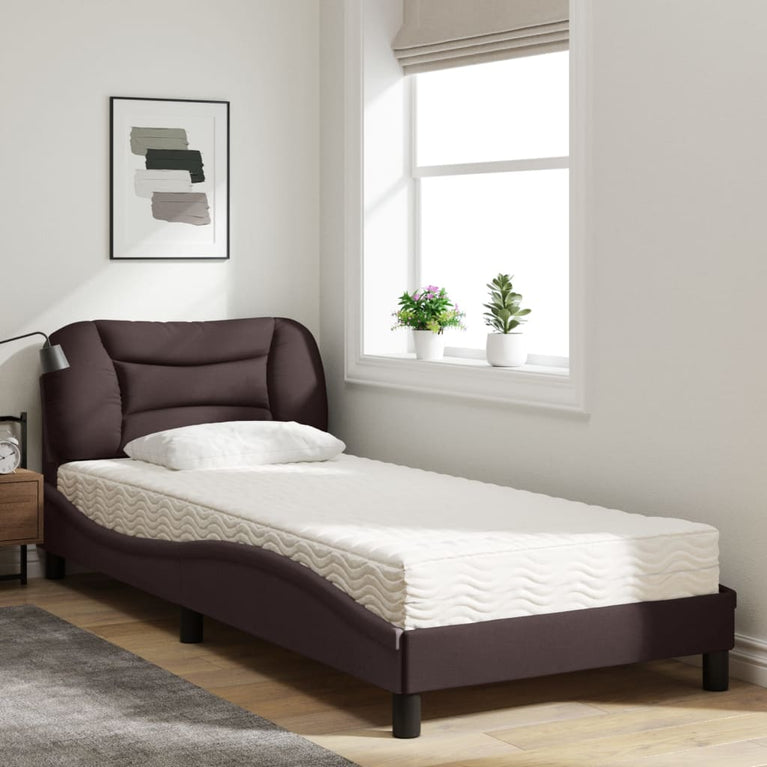 Bed met matras stof donkerbruin 90x200 cm