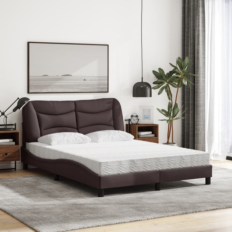 Bed met matras stof donkerbruin 140x190 cm