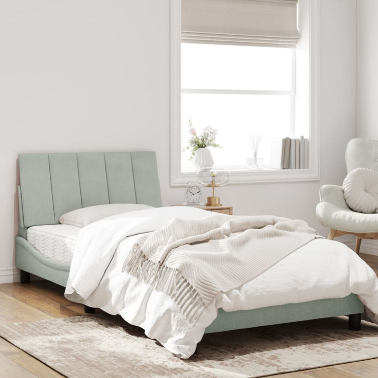 Bed met matras fluweel lichtgrijs 100x200 cm