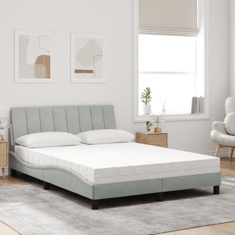 Bed met matras fluweel lichtgrijs 140x190 cm