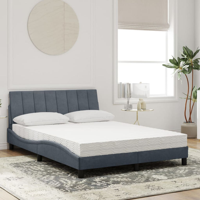Bed met matras fluweel donkergrijs 140x200 cm