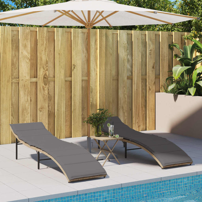 Ligstoelen 2 st met tafel poly rattan beige